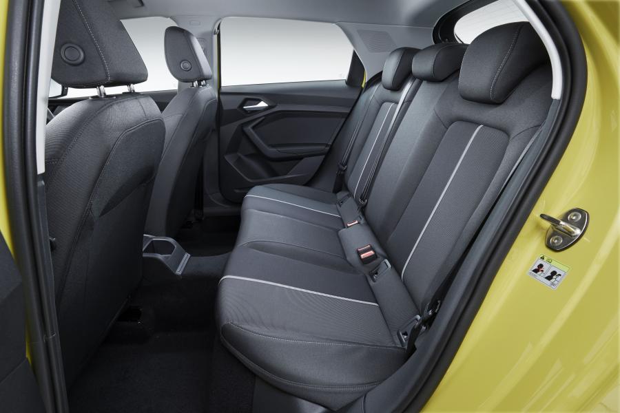 Интерьер Audi A1 Sportback 35 TFSI Advanced 2019 года  (JP) (фото 5 из 7)